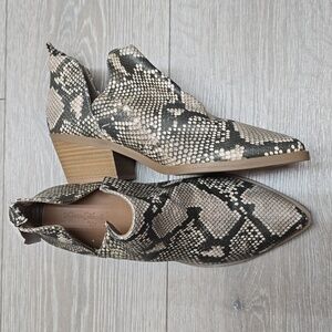 NWT Women's Universal Thread Snakeskin Booties Size 6.5 W